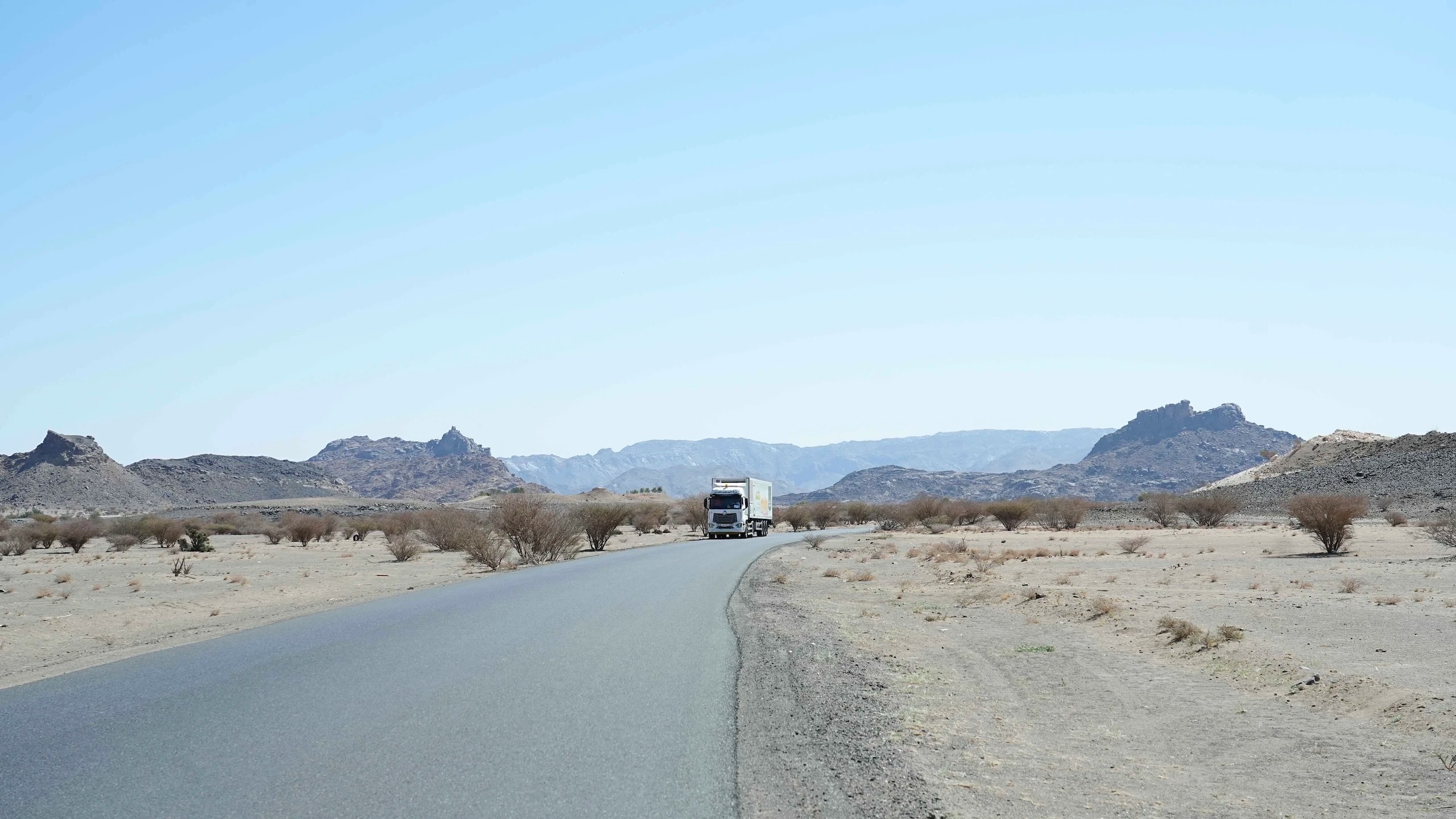 Heering-trailer in een droog landschap