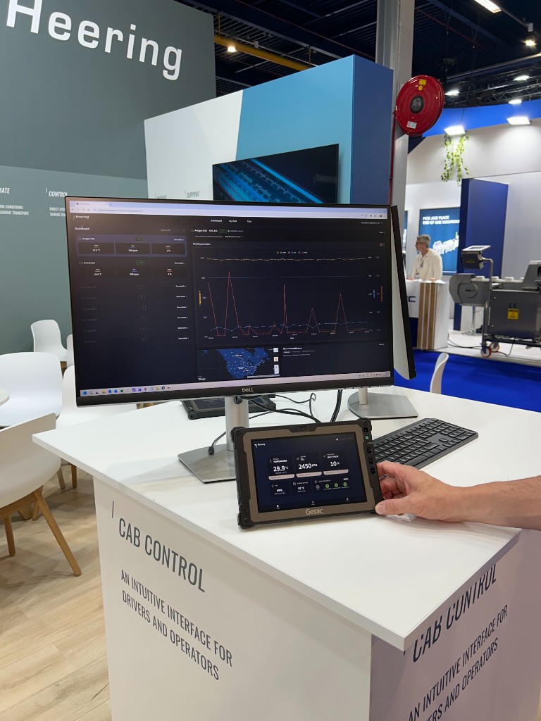 Desktopdashboard en Cab Control-tablet op de Heering-beursstand